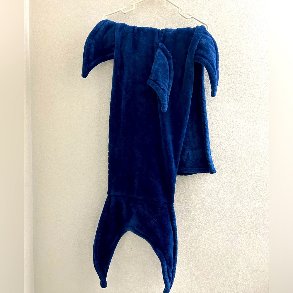 🦋 Shark tail blanket navy blue for kids. Pillowfort brand
